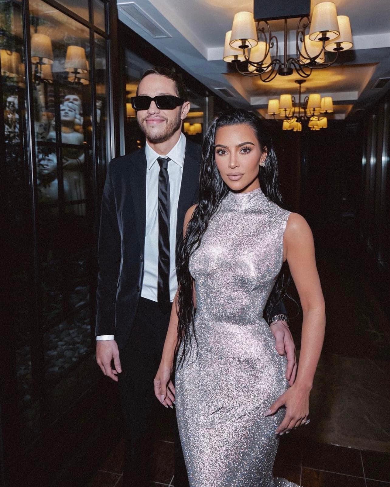 $!Se tatúa Pete Davidson las iniciales de los hijos de Kim Kardashian