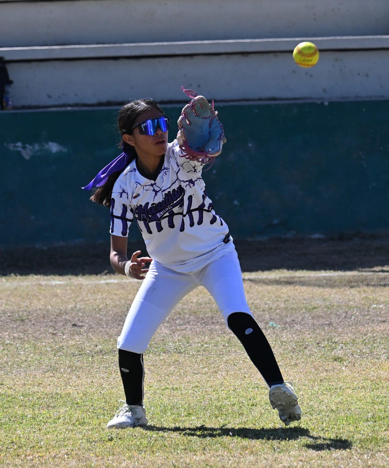 $!Se preparan softbolistas mazatlecas rumbo a la etapa estatal de Juegos Conade