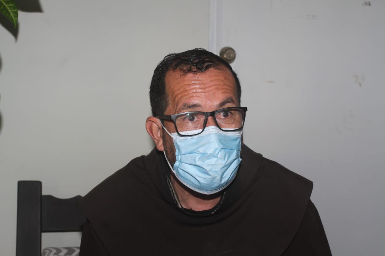 $!Por pandemia, disminuye hasta 50% de paso de migrantes por la ruta del Pacífico: Fray Martín García