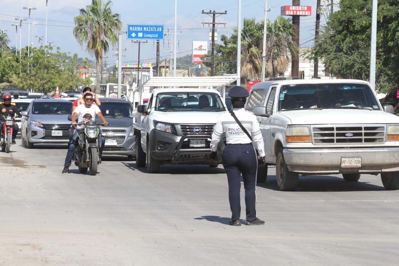 $!Revienta tubería en la recién inaugurada Avenida Gabriel Leyva, en Mazatlán; rompen pavimento para repararla