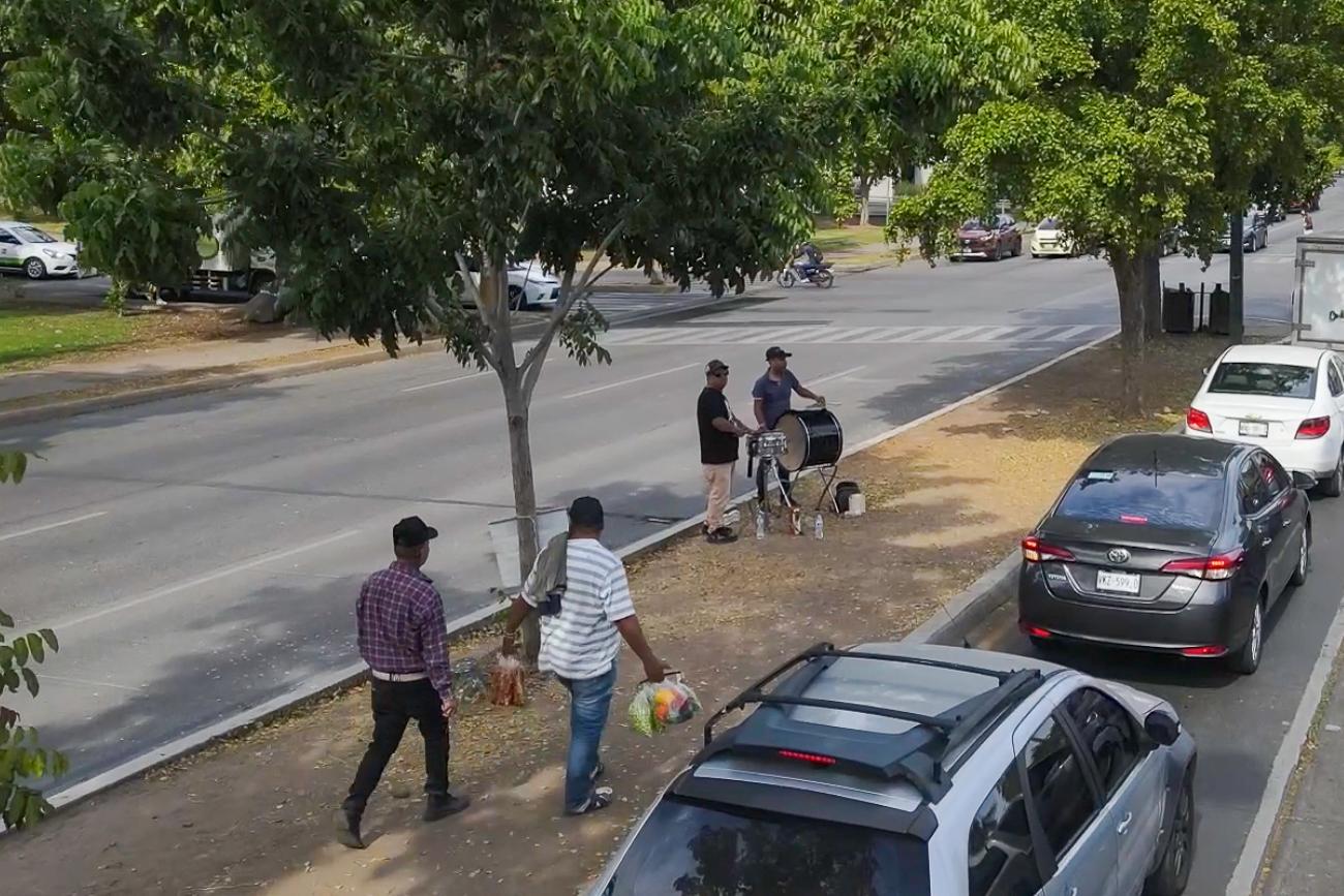 $!Cuatro meses en resistencia: banderos de Culiacán luchan en la calle a punta de versos, viento y percusiones