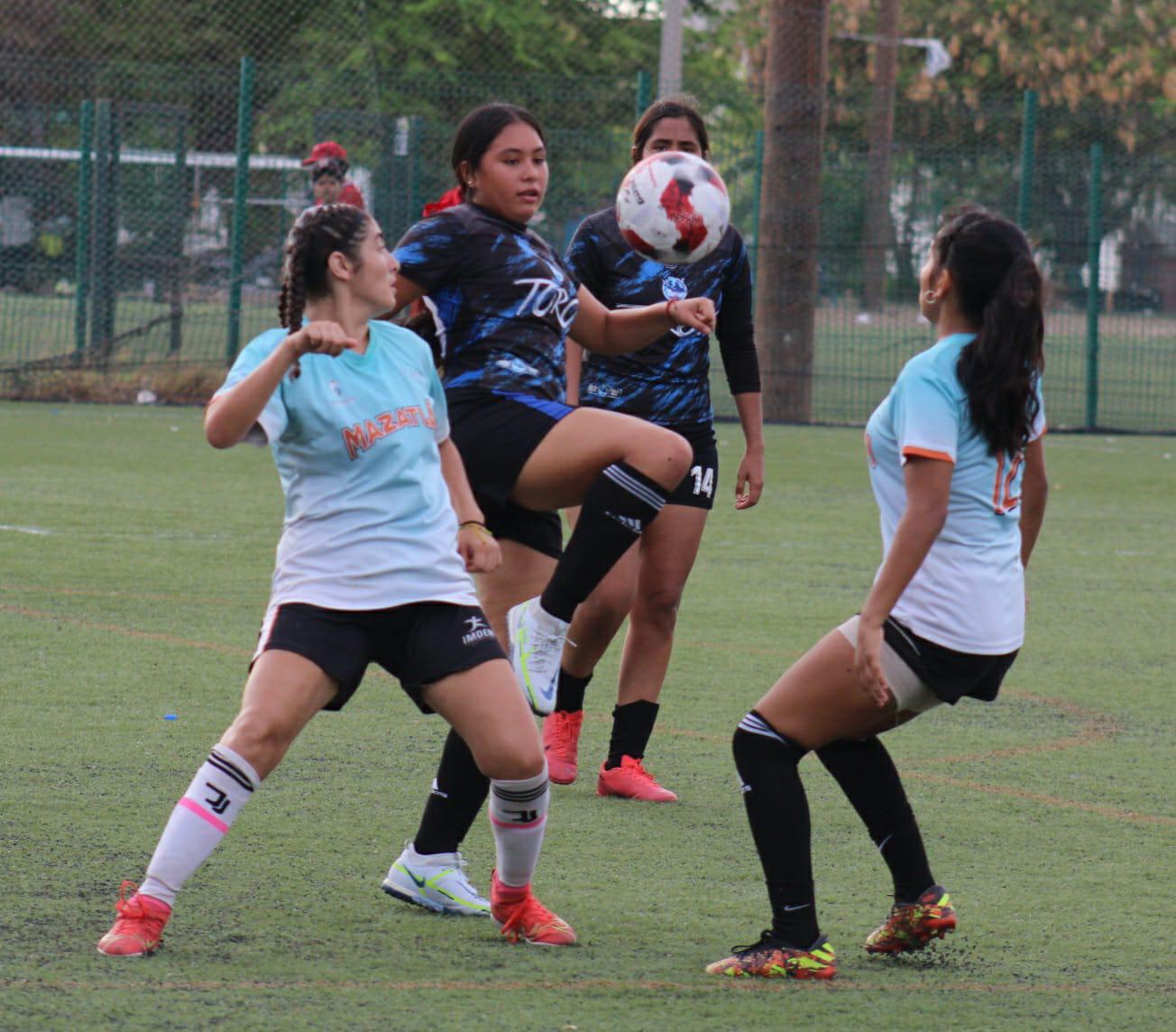 $!Toros Mazatlán ‘A’ y Leonas D’portenis se coronan en la Liga de Futbol Imdem Femenil