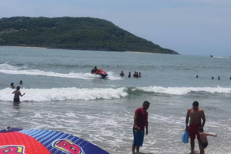 Arrestan salvavidas a turista que andaba a 500 metros mar adentro en Mazatlán