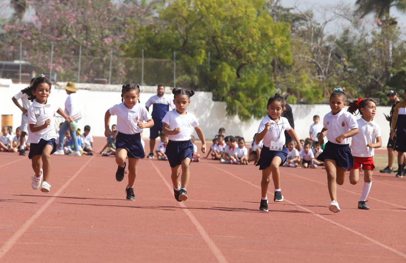 $!Estudiantes de preescolar viven mañana deportiva y de fiesta en la Unidad Deportiva Benito Juárez