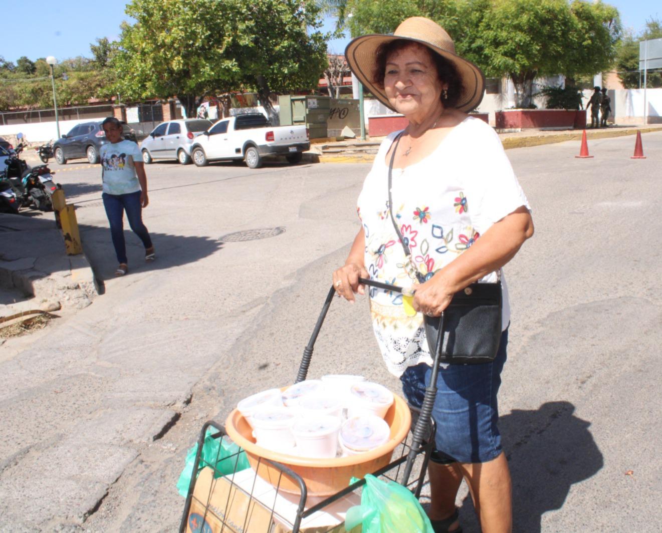 $!María del Carmen se convierte en comerciante para sacar adelante a sus hijos