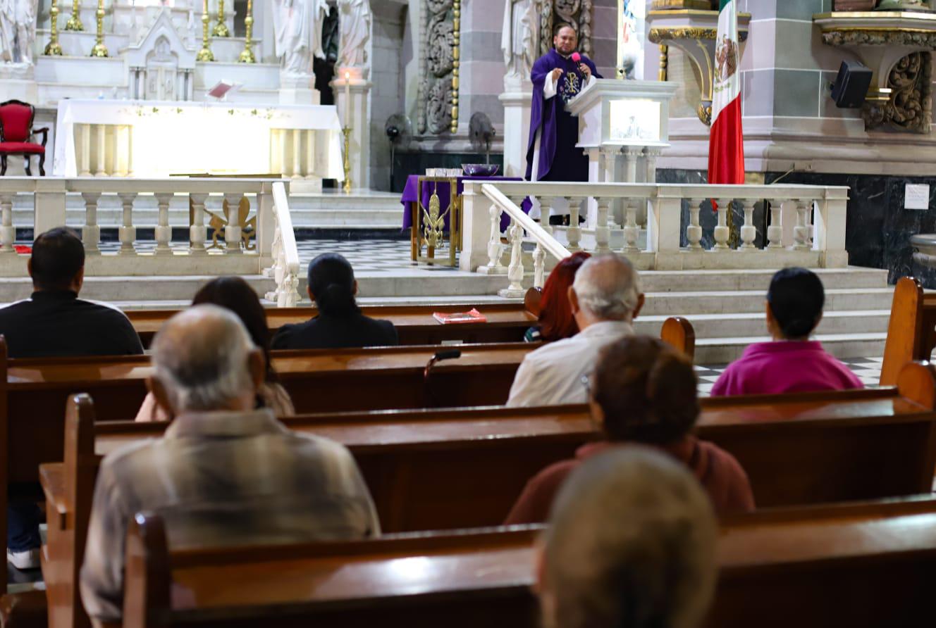 $!Acuden fieles de Mazatlán a tomar la ceniza en Catedral en este inicio de la Cuaresma