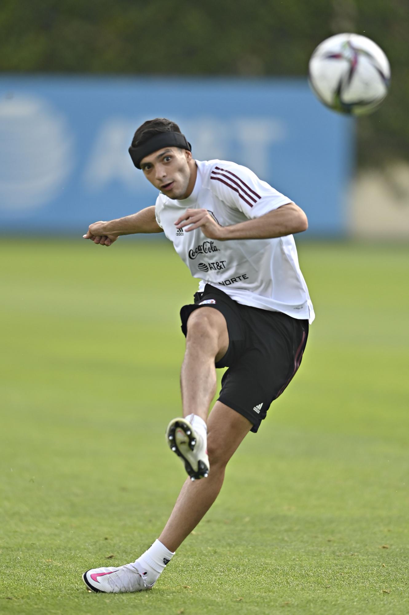 $!Raúl Jiménez se integra con todo el ánimo a la Selección Mexicana