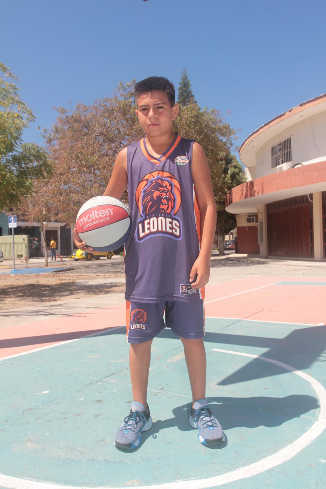 $!DÍA DE LA NIÑEZ: Otilio Torres, el niño al que el baloncesto le cambió la vida