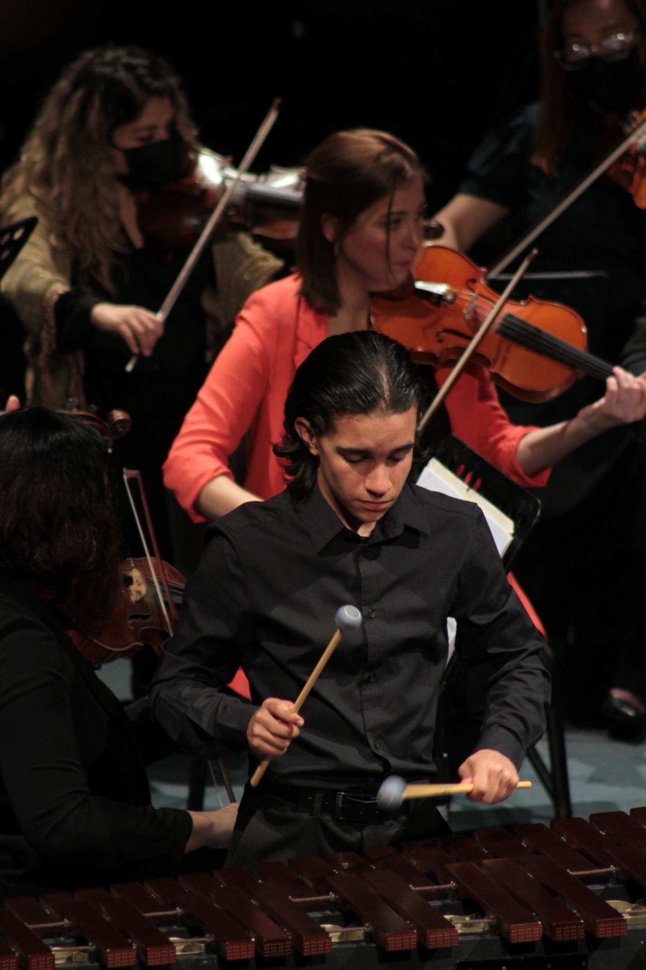 $!El talentoso joven músico sinaloense Roberto Carlos Juárez Valenzuela, deleitó a los presente con su instrumento de percusión.