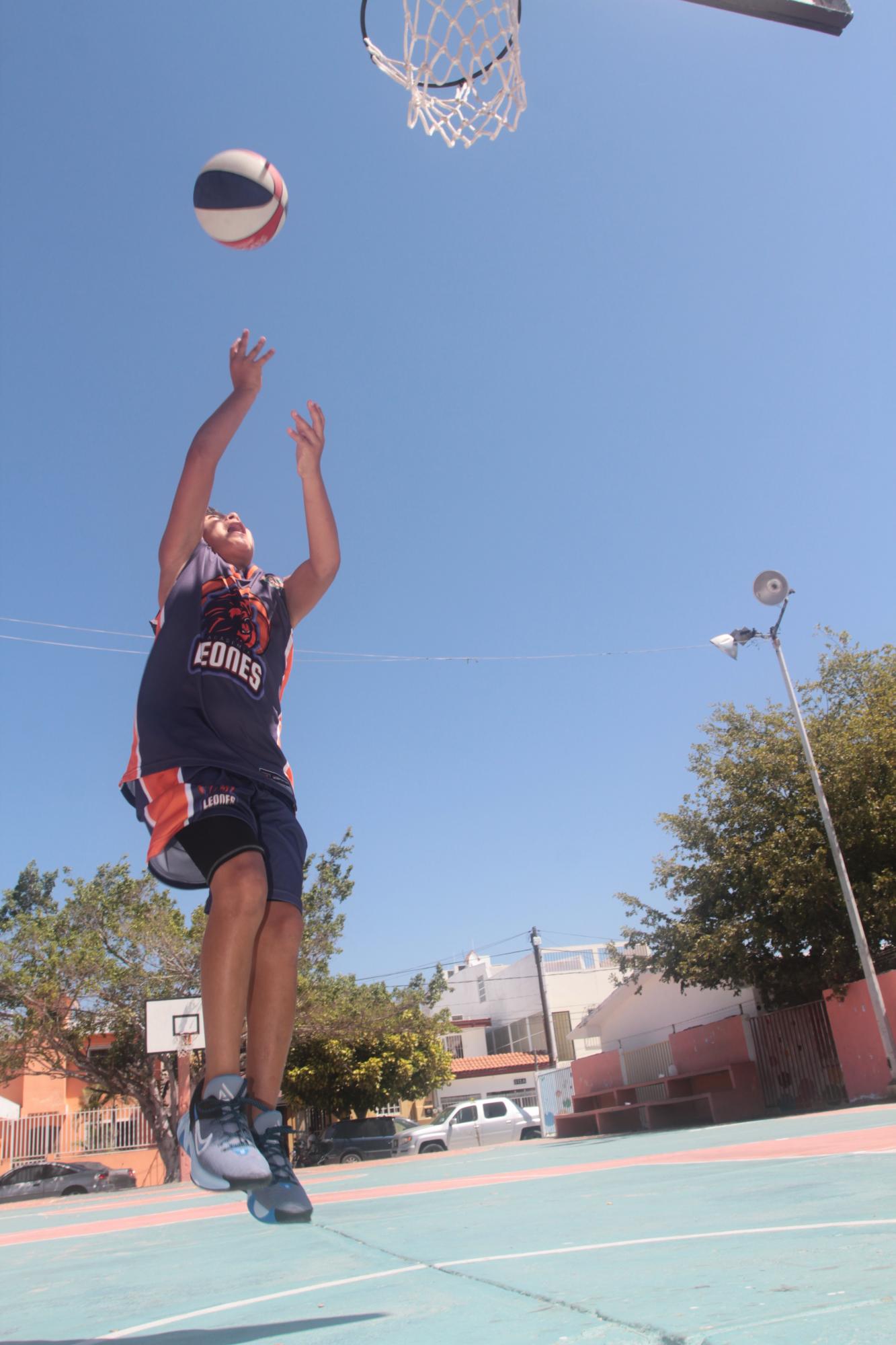 $!DÍA DE LA NIÑEZ: Otilio Torres, el niño al que el baloncesto le cambió la vida