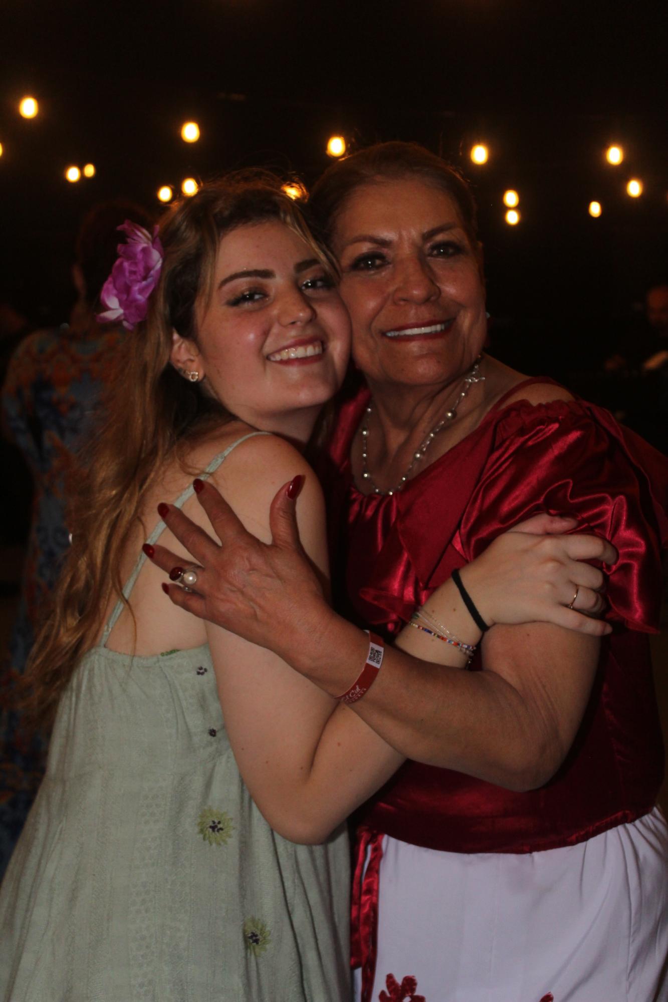$!La cumpleañera con su nieta Alexa González.
