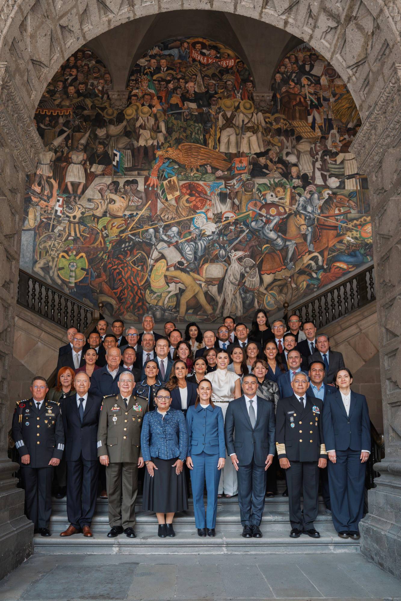 $!Sheinbaum pide a gobernadores ‘aterrizar’ estrategia nacional de seguridad