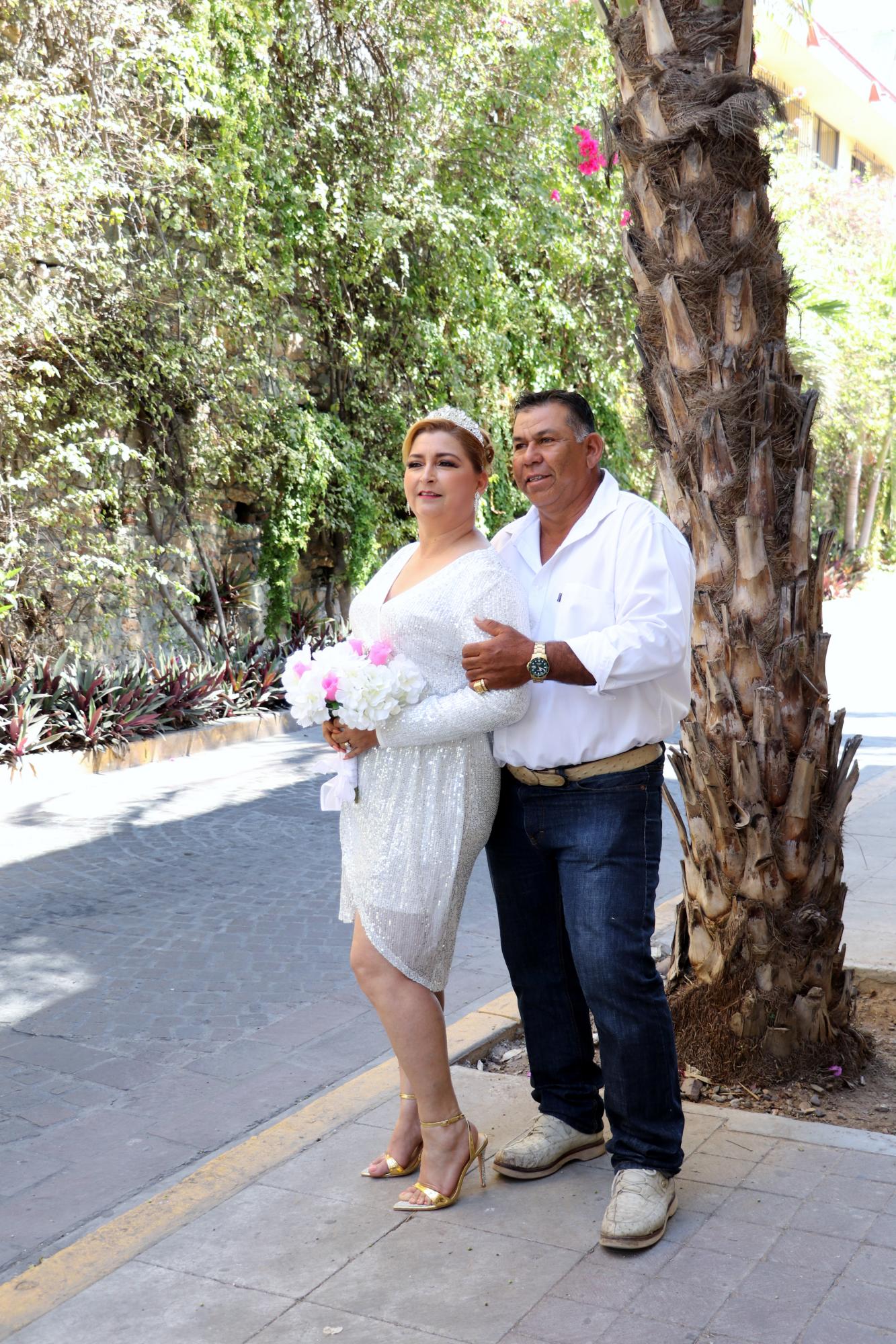 $!La pareja realizó una sección de fotos por algunas avenidas de Mazatlán.