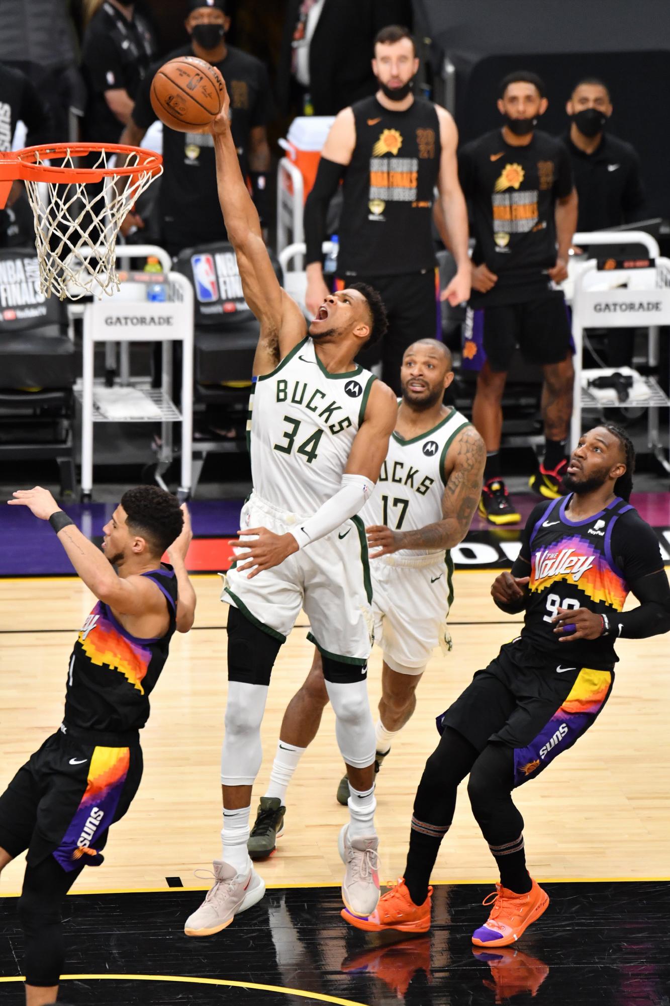 $!Suns brilla de la mano de Devin Booker y apaga a Antetokounmpo y sus Bucks