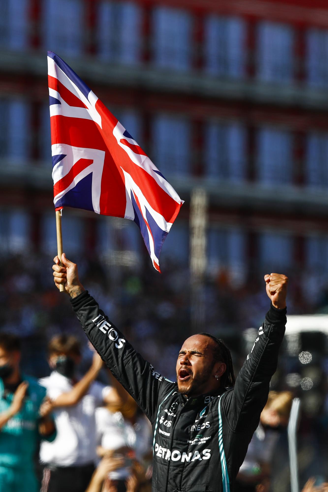 $!Lewis Hamilton gana accidentada carrera en Silverstone; Checo termina en el lugar 16