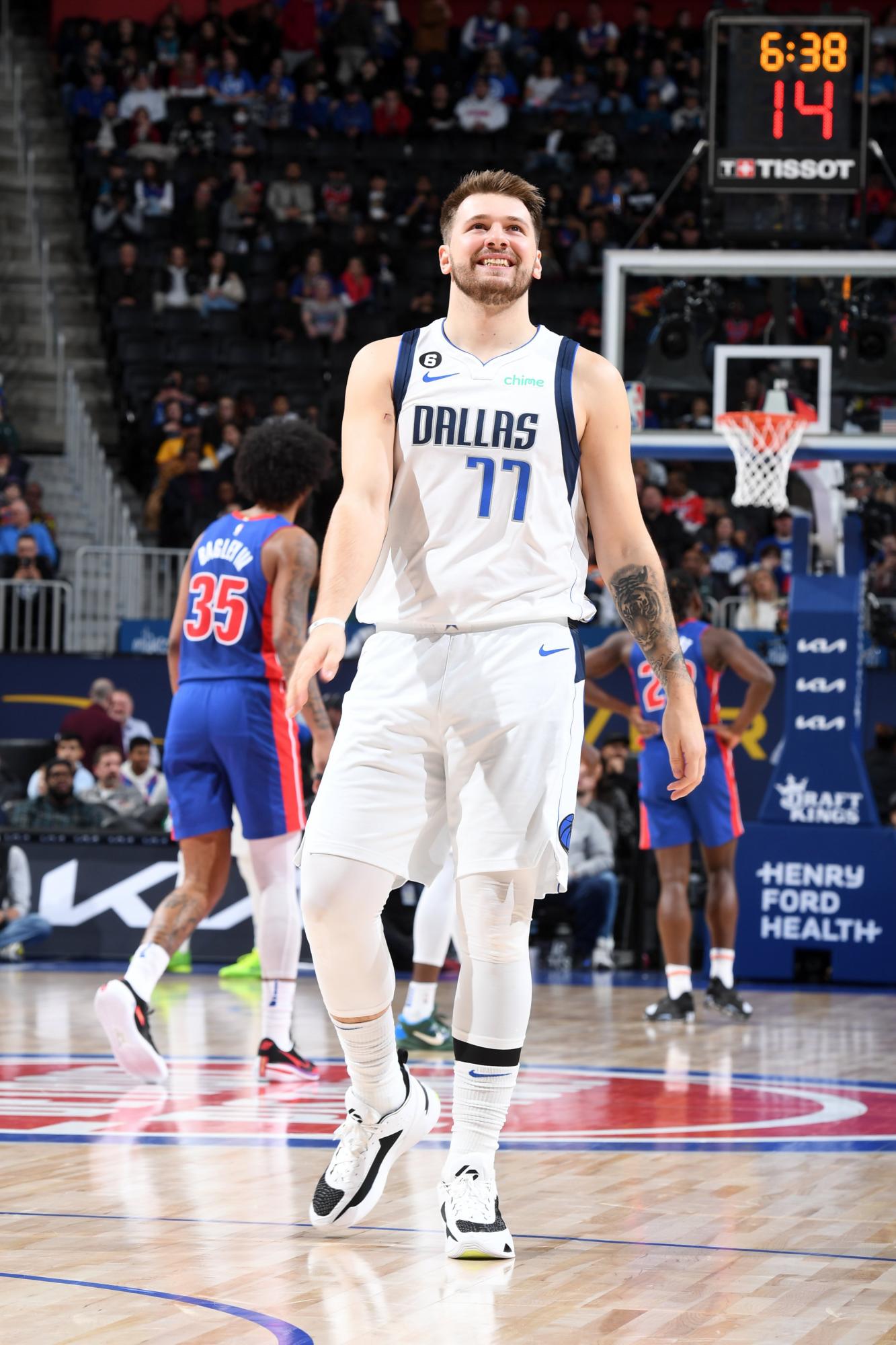 $!Hayes toma un giro estelar y los Pistons vencen a Mavs