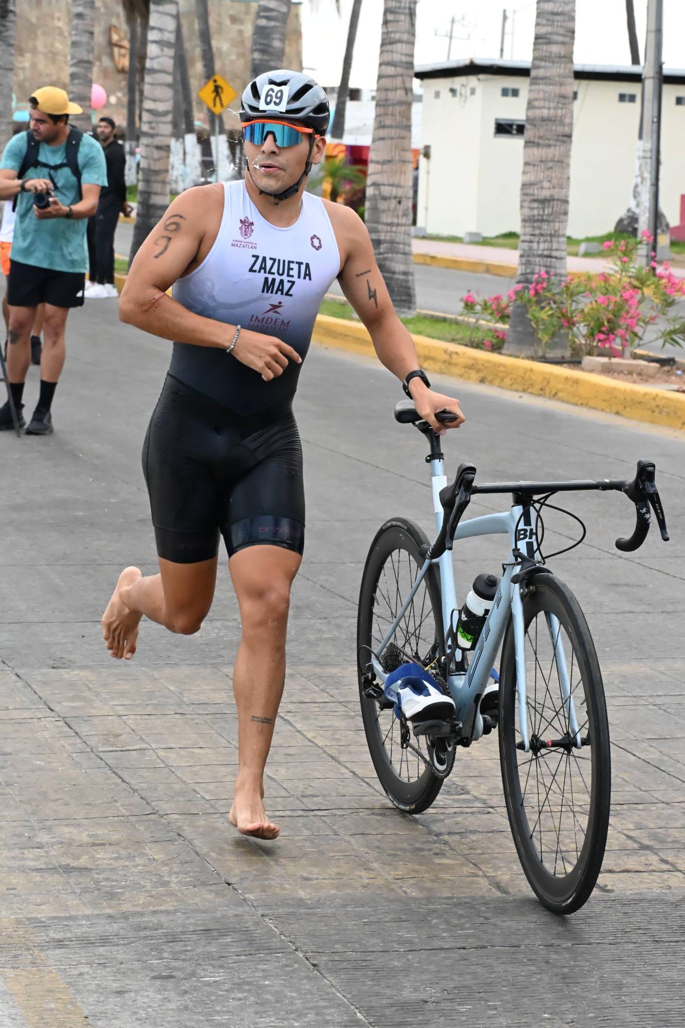 $!José Luis Zazueta y Antonella Guzmán triunfan en el Triatlón Trimaz 2025