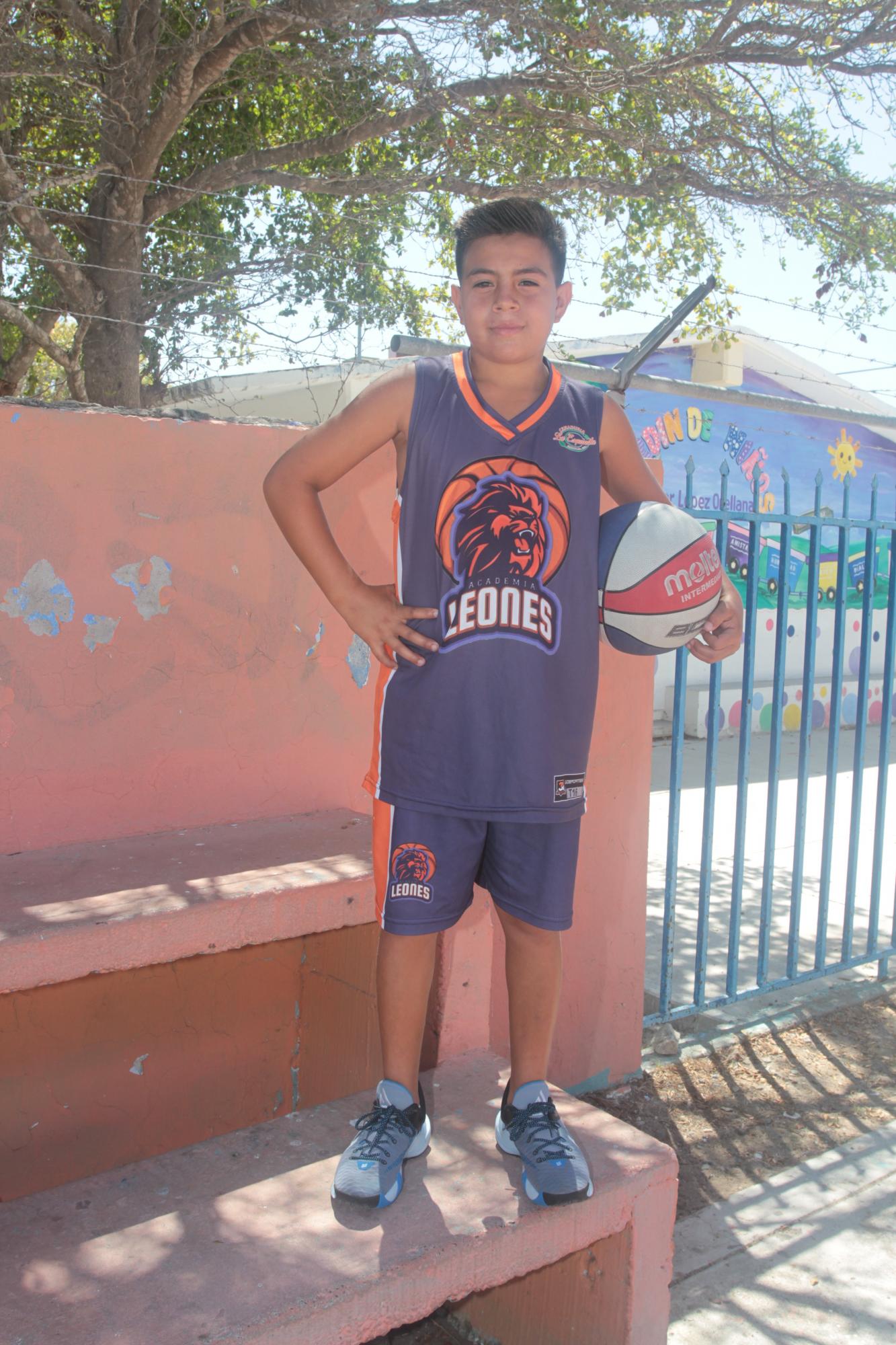 $!DÍA DE LA NIÑEZ: Otilio Torres, el niño al que el baloncesto le cambió la vida