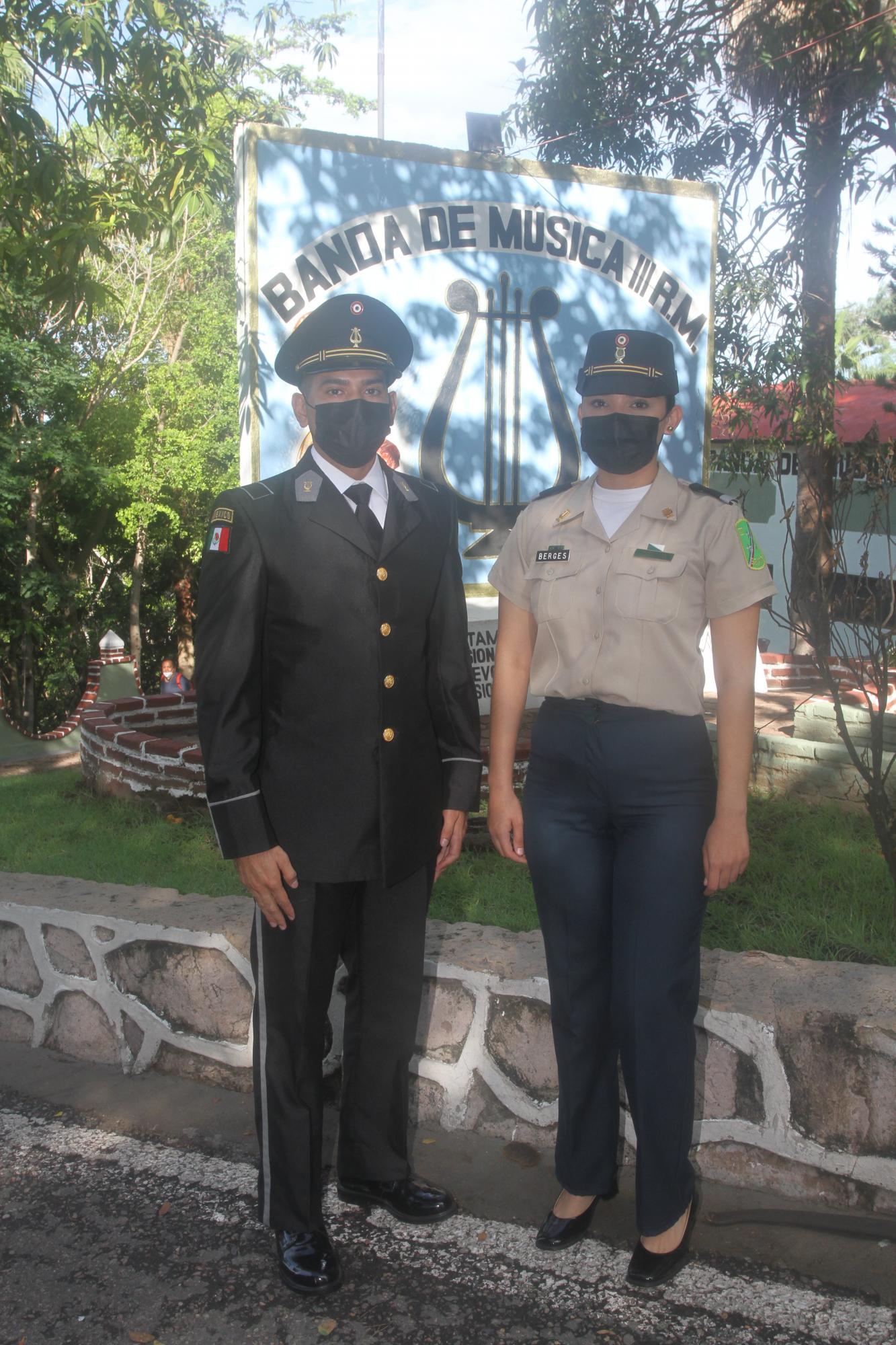$!Los Soldados Auxiliares de Músicos, Alejandro López Rubio y Pamela Gissel Berges García, son parte de la Banda de Música de la Tercera Región Militar.