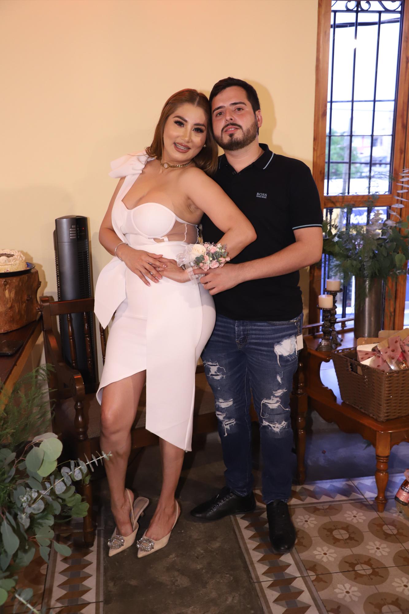 $!Míriam junto a su futuro esposo, Abelardo Lizárraga.