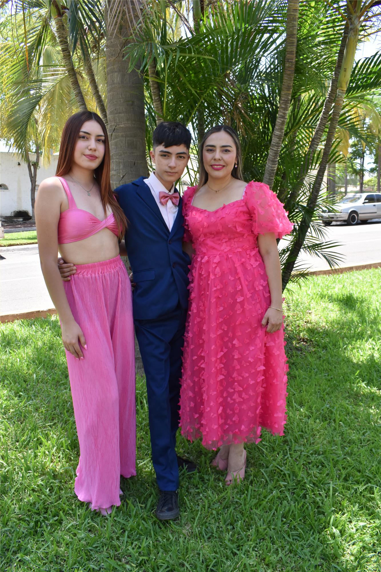 $!Alán acompañado de su mamá y hermana, luego de la ceremonia religiosa.