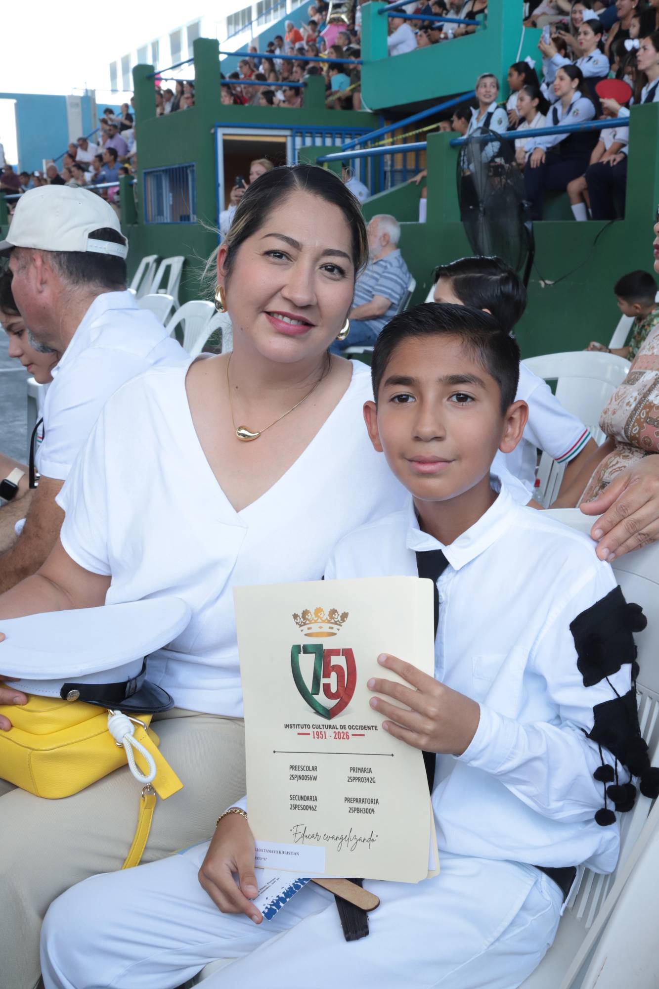 $!Esthela Tamayo junto a su hijo Cristian Ulloa Tamayo.