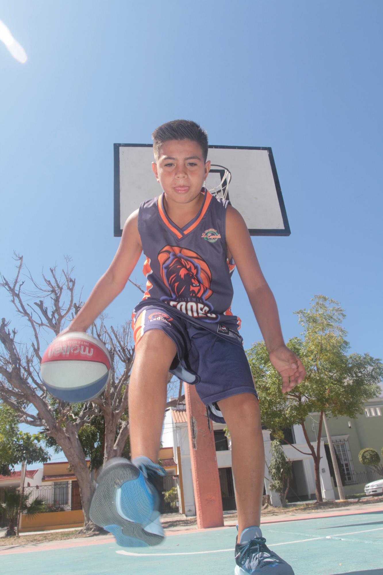 $!DÍA DE LA NIÑEZ: Otilio Torres, el niño al que el baloncesto le cambió la vida