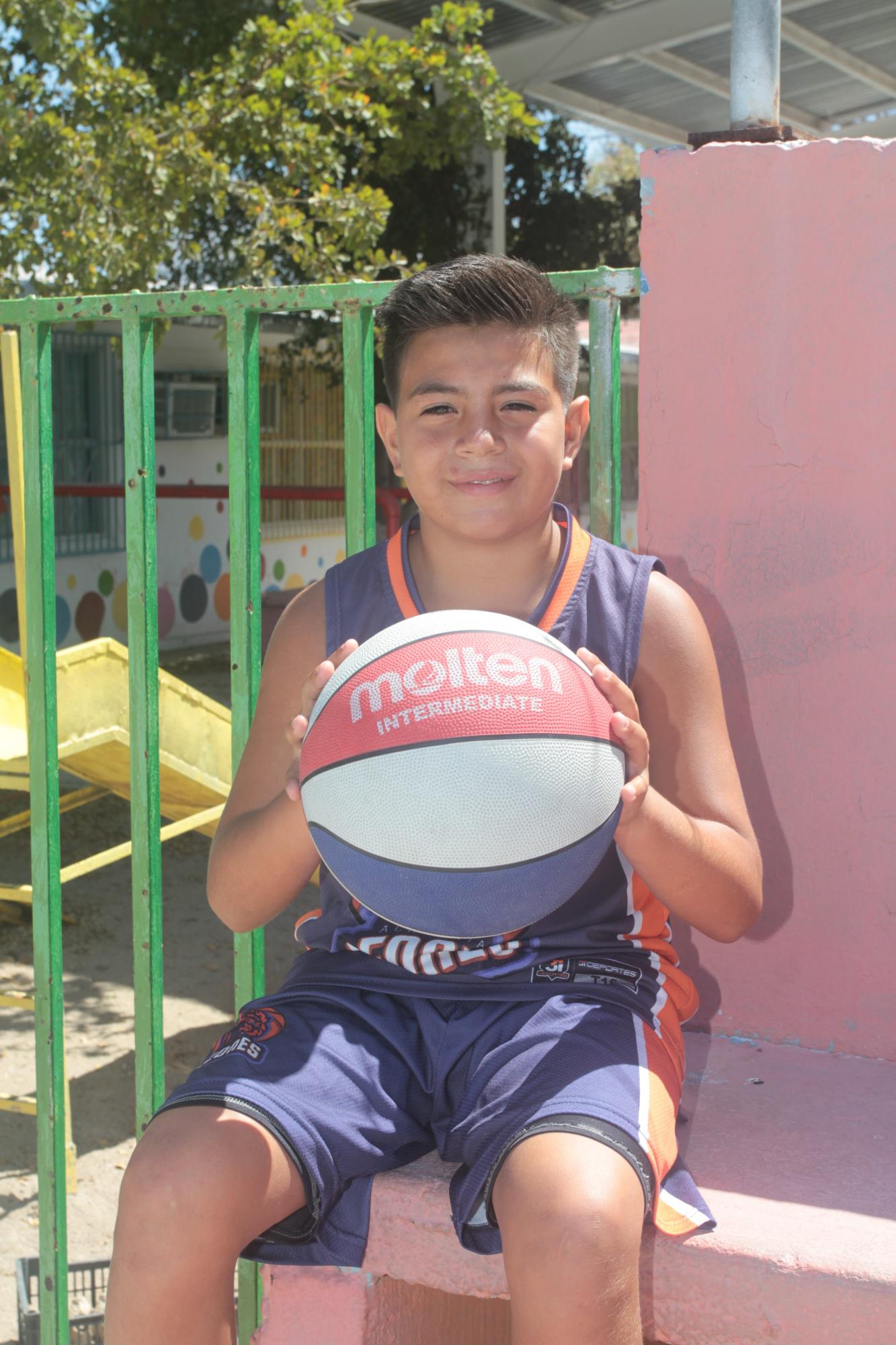 $!DÍA DE LA NIÑEZ: Otilio Torres, el niño al que el baloncesto le cambió la vida