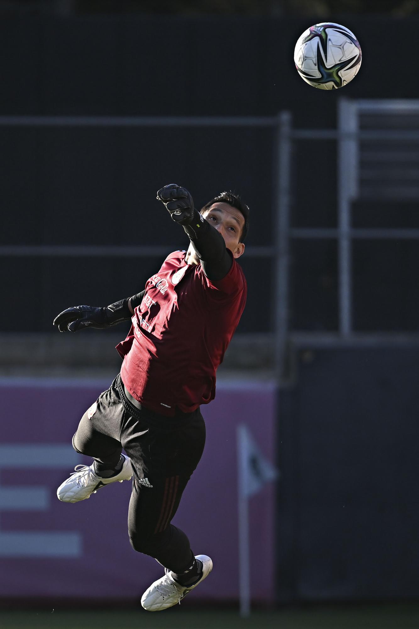 $!Rodolfo Cota tendrá una dura competencia en el arco.