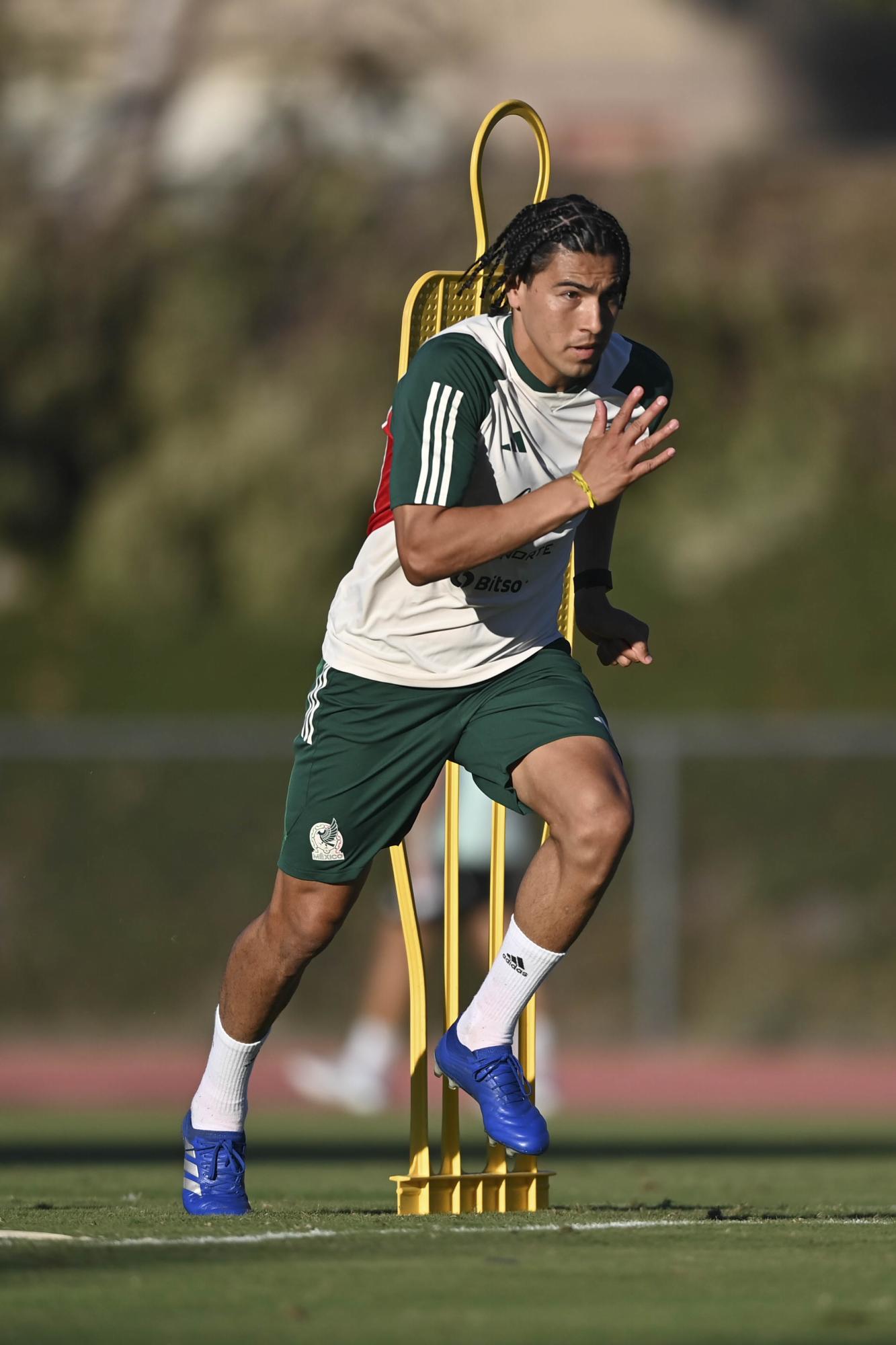 $!Filtran presunta lista de convocados por México para Qatar 2022; sinaloense Angulo quedaría fuera