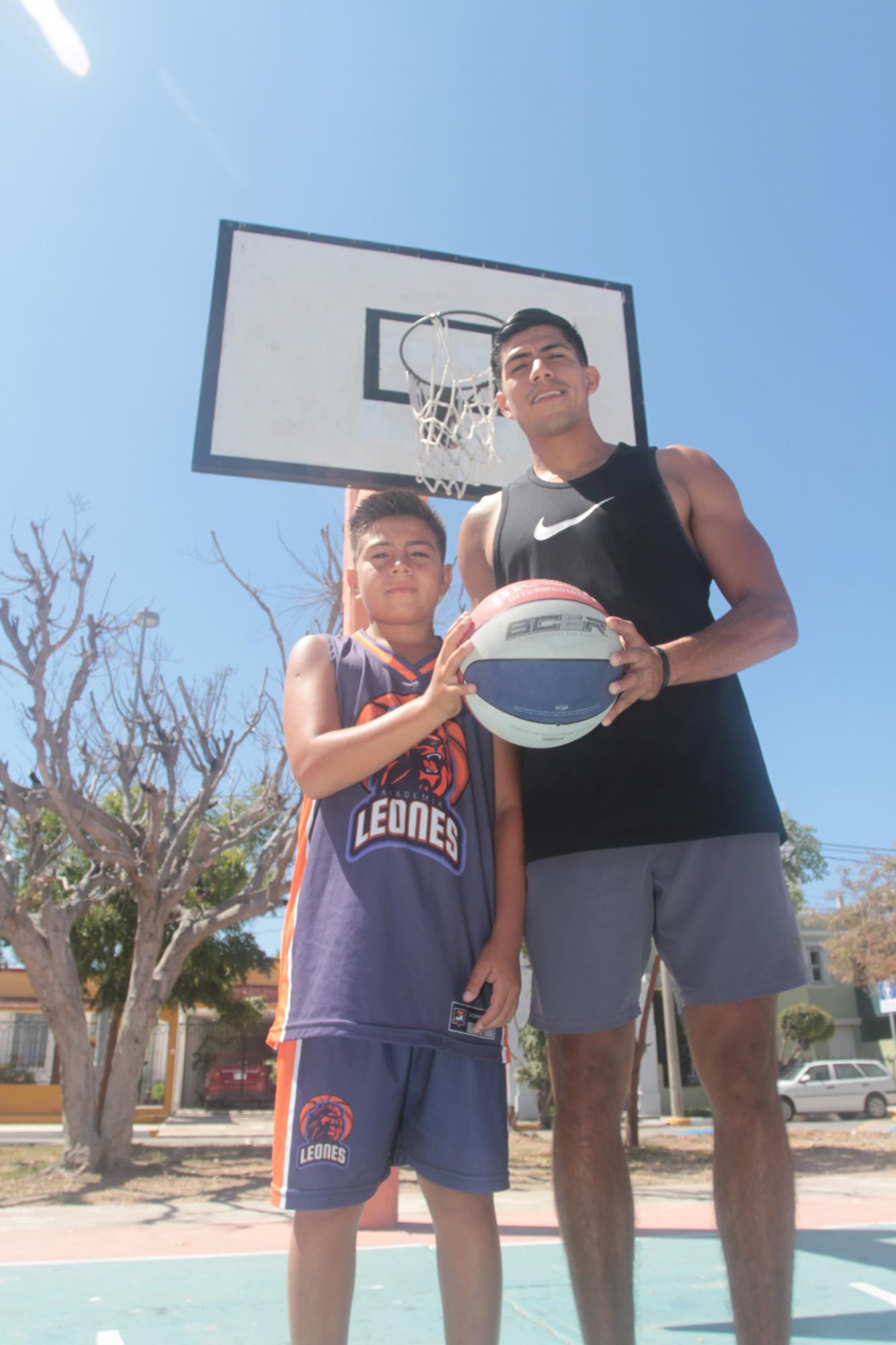 $!DÍA DE LA NIÑEZ: Otilio Torres, el niño al que el baloncesto le cambió la vida