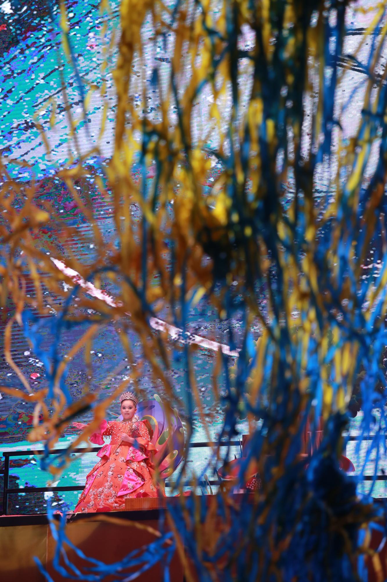 $!Ivanna I es captada entre las serpentinas que adornaron la ceremonia de su coronación.