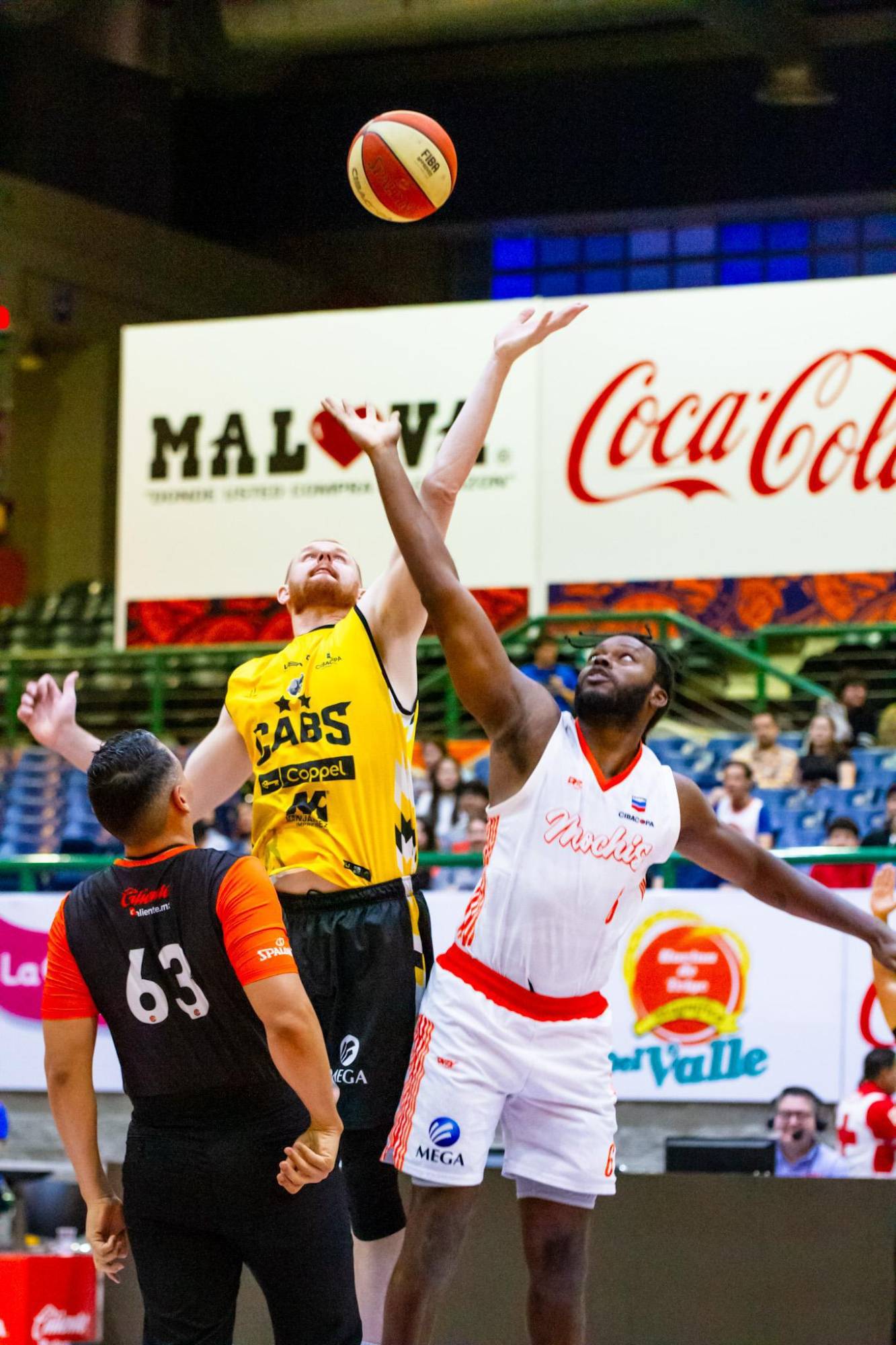 $!Caballeros de Culiacán prevalece hasta el final para imponerse a Pioneros en Los Mochis