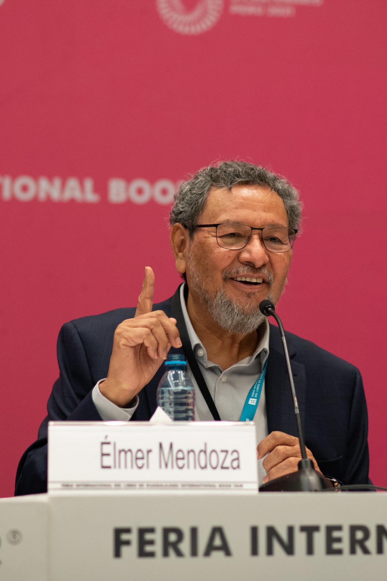 $!Élmer Mendoza dará una charla en torno a los 15 años del ‘Zurdo Mendieta’.