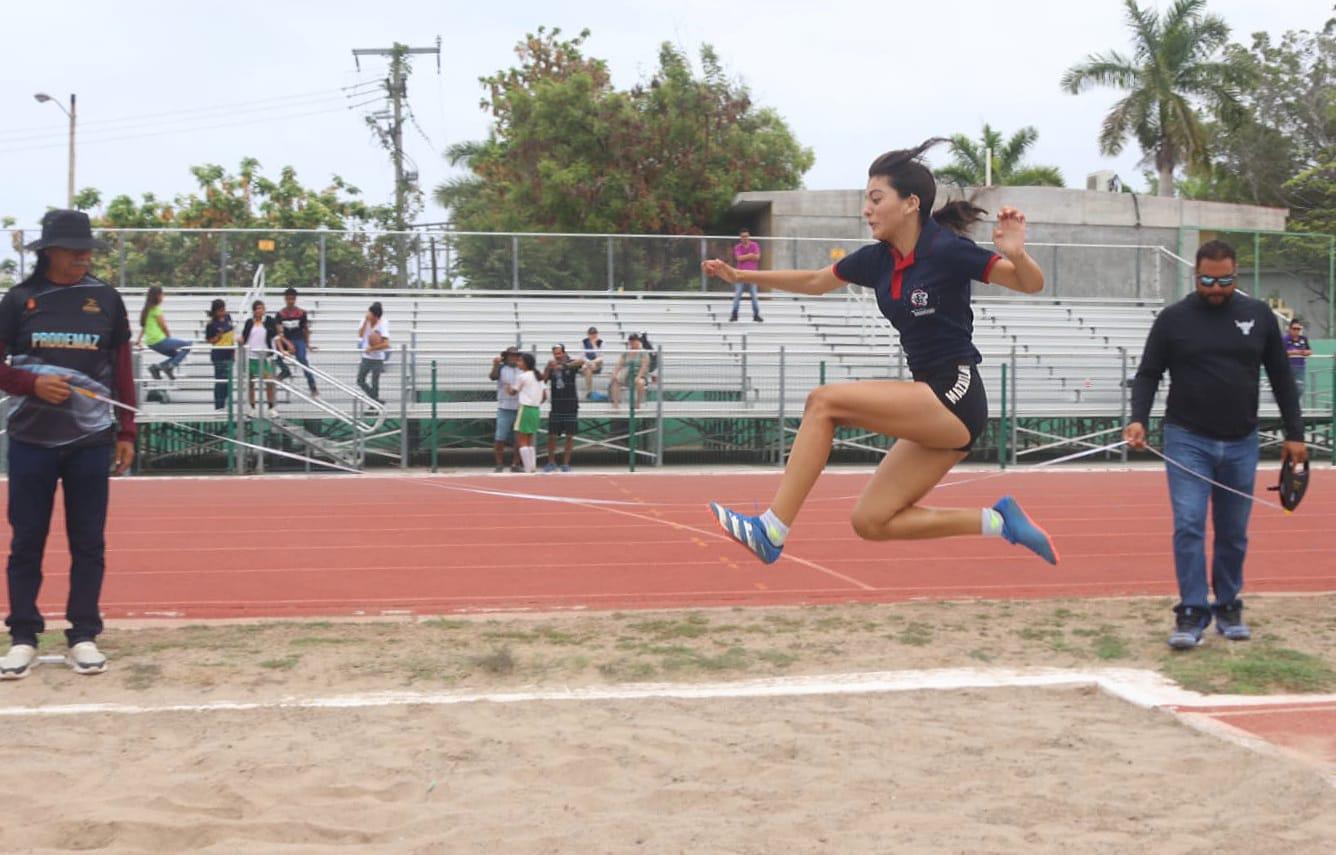 $!Estudiantes se evalúan en la prueba reina del atletismo