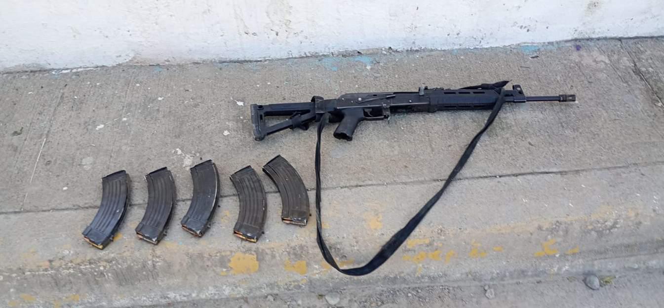 $!Gobierno federal confirma detención de cuatro y asegura armas, cartuchos y cargadores en Sinaloa