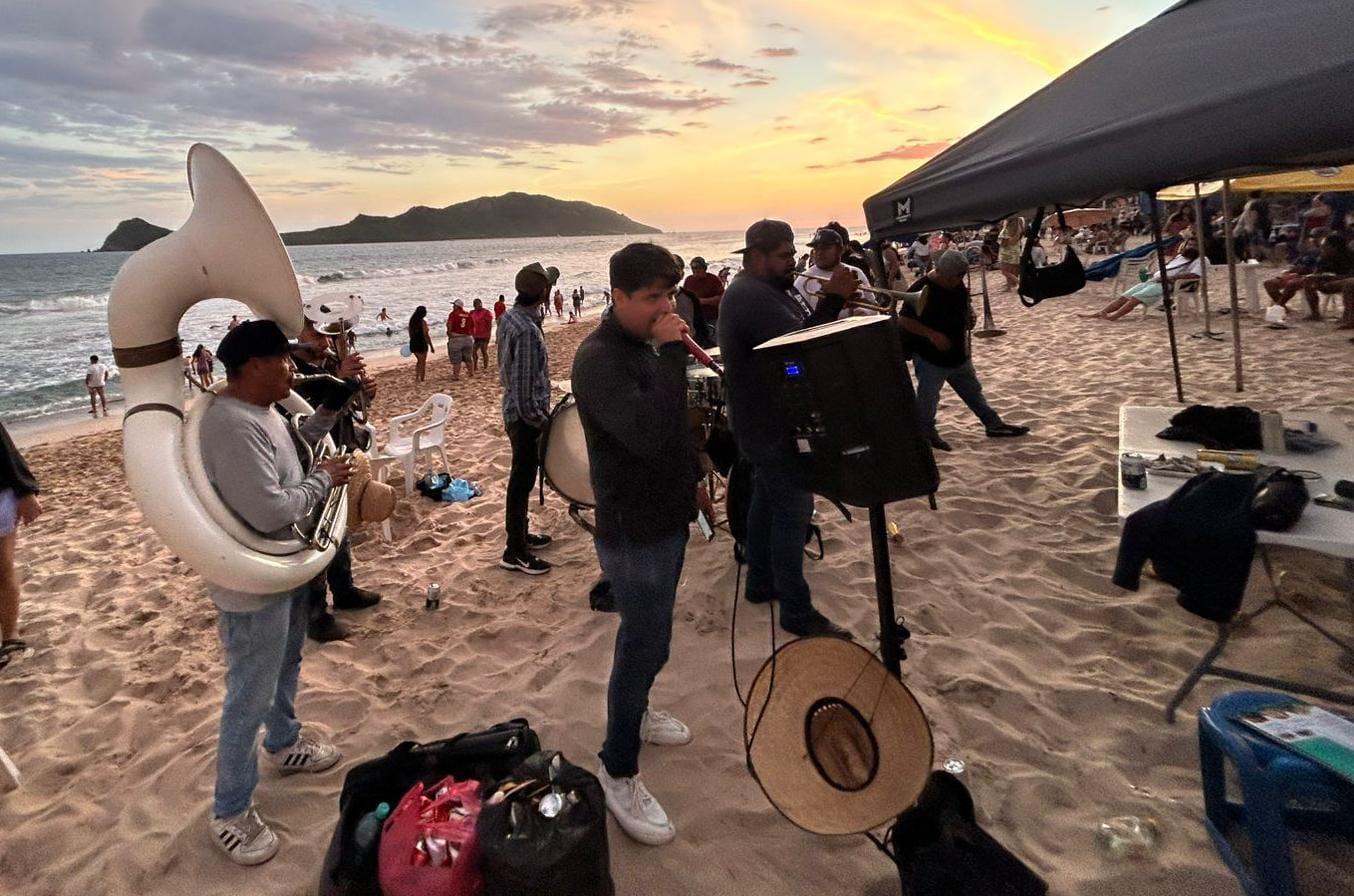 $!Afluencia turística llena playas y zonas emblemáticas de Mazatlán
