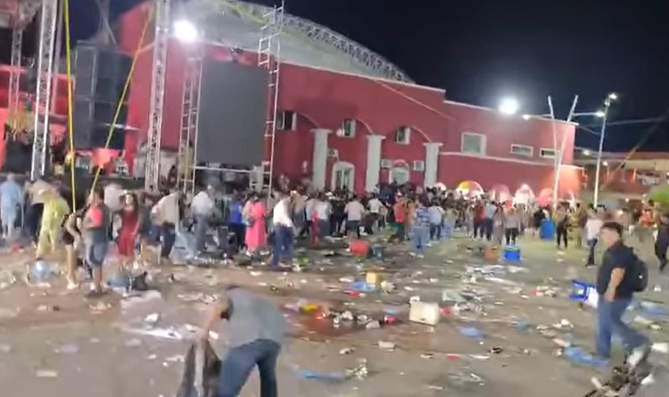 $!Tiran balazos en pleno concierto de La Arrolladora en un Carnaval de Tabasco
