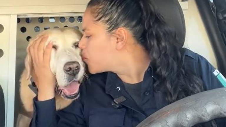 La agente Gemma Aguilar se despide de su compañero “Bubu” que pasó a jubilarse tras nueve años de servicio.