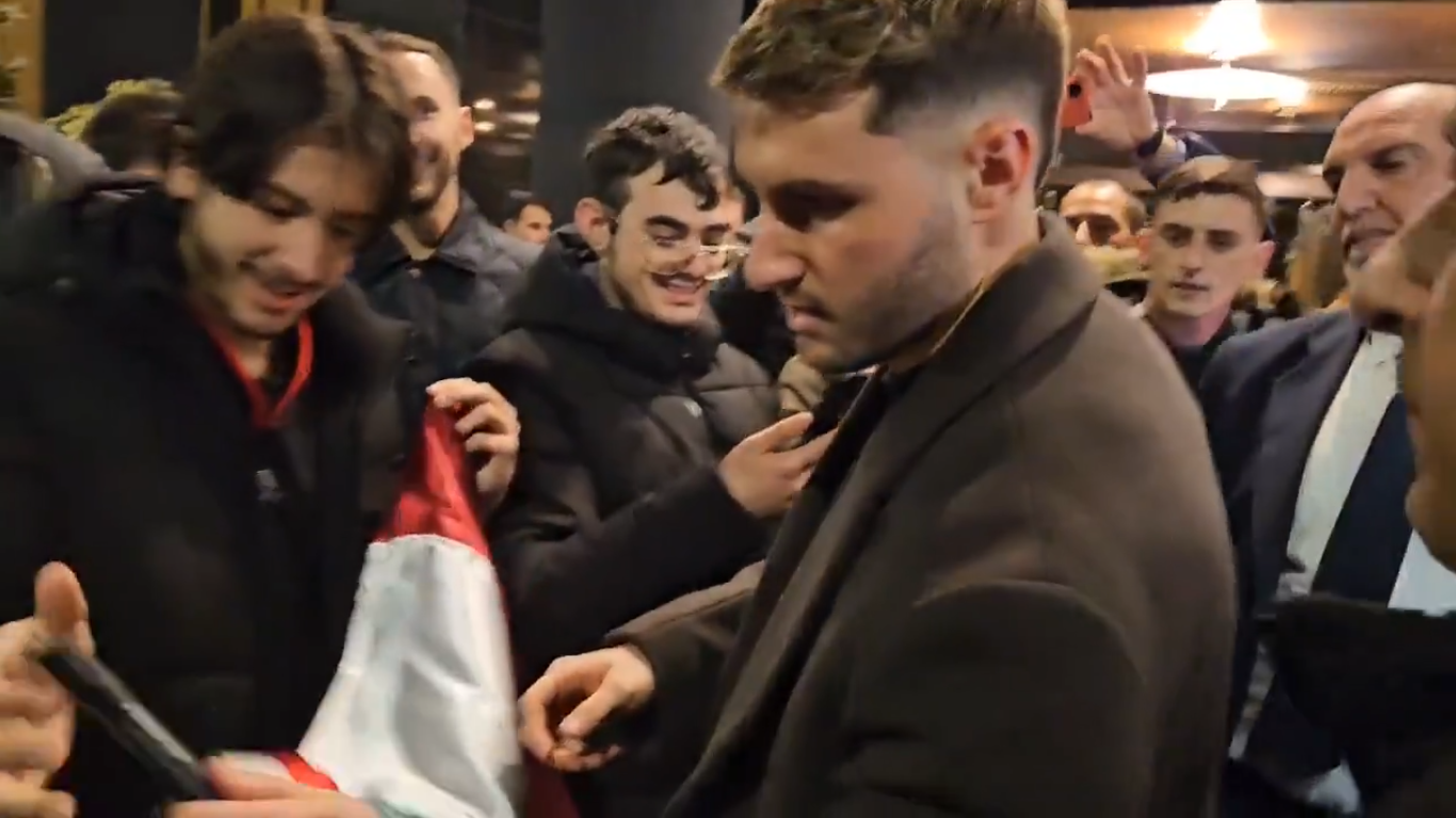$!Santiago Giménez llega a Italia para cerrar su fichaje con el Milán