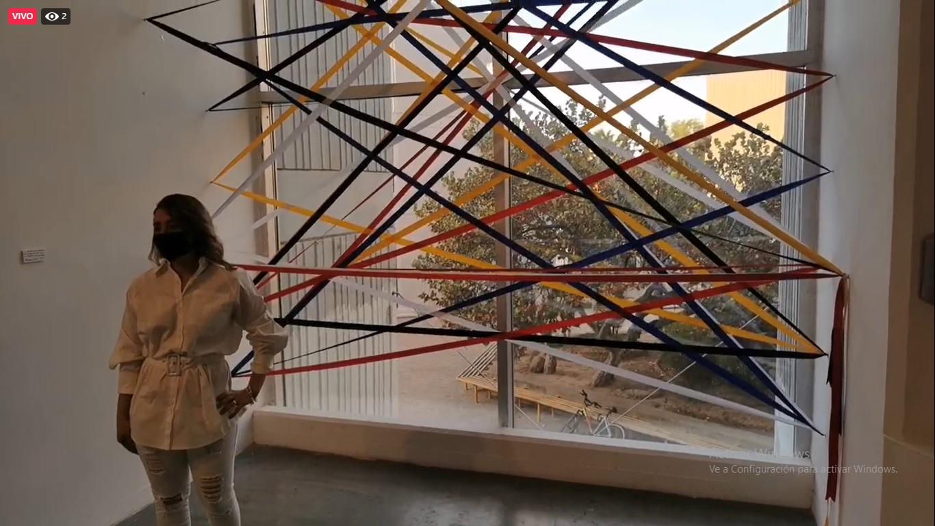 $!Araceli Ríos creó una obra a partir de listones de colores.