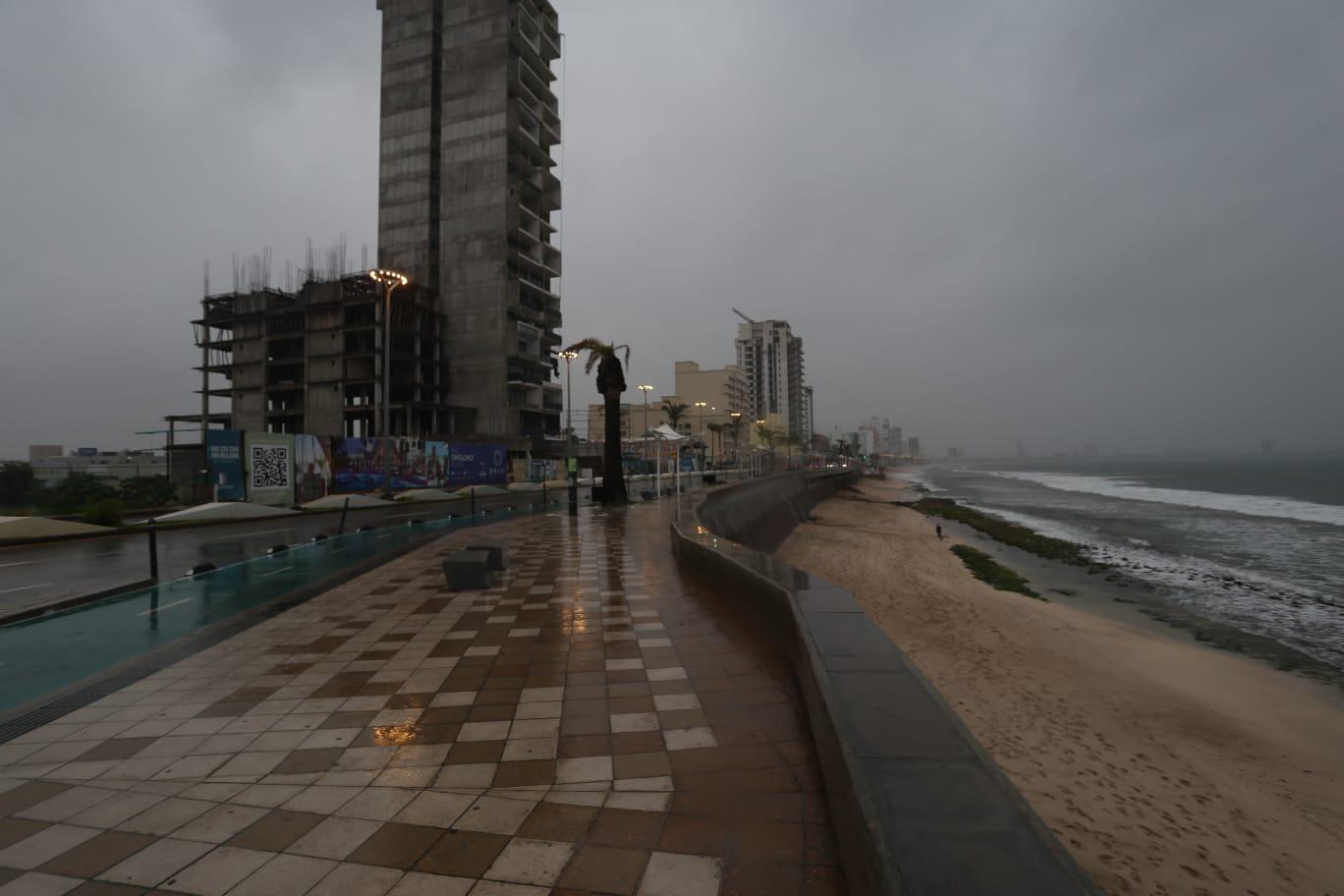 $!Mazatlán, en fase roja por Huracán Nora; piden a la población ‘resguardo total’