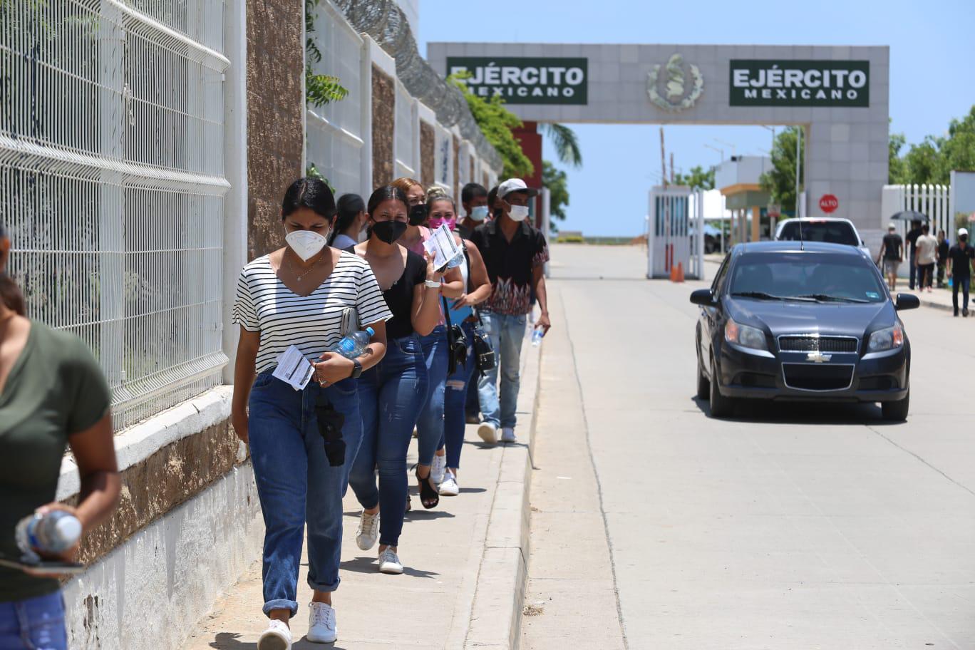 $!Pese al fuerte calor, jóvenes mazatlecos sí acuden a vacunarse contra el Covid-19 este martes