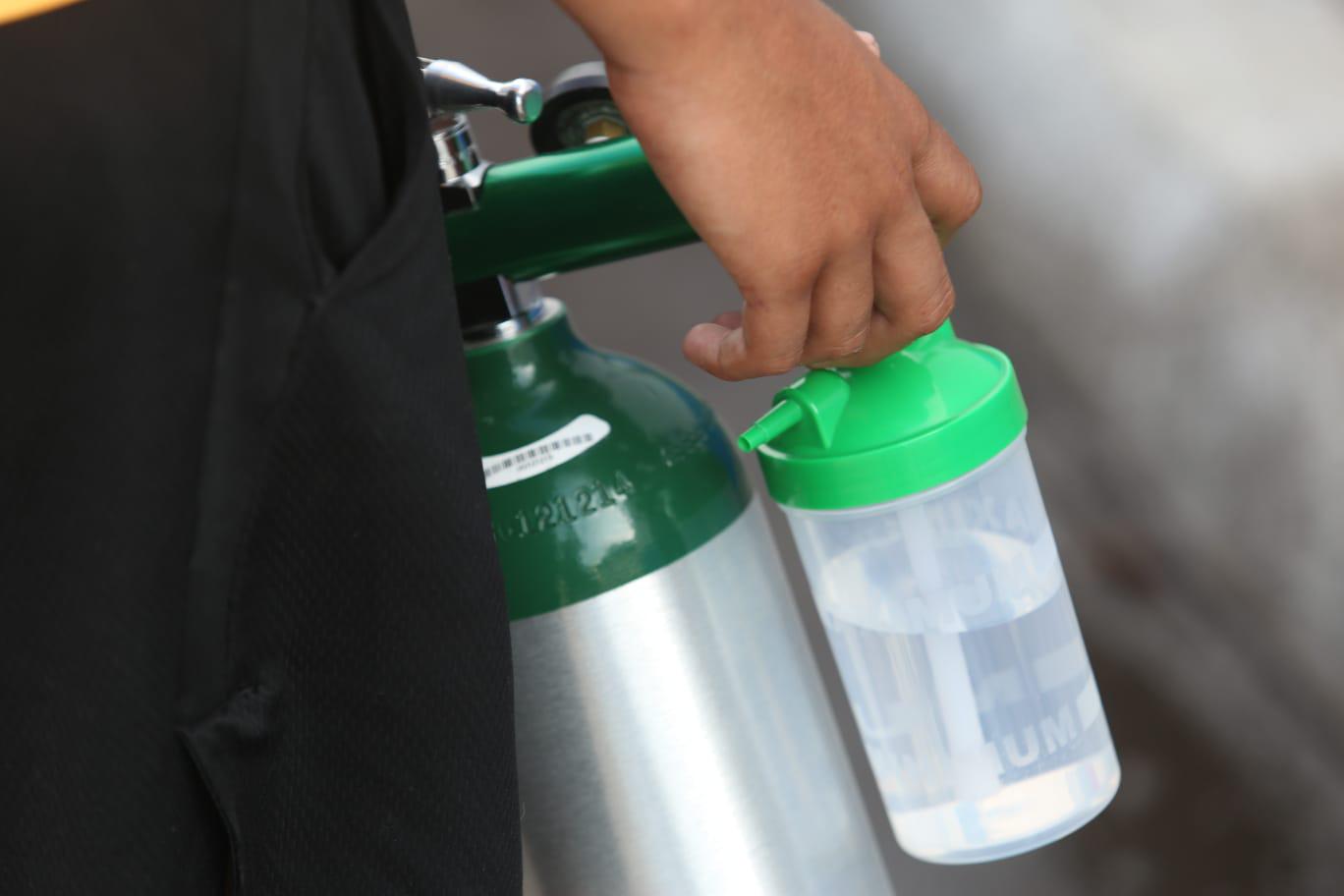 $!En Mazatlán una empresa de oxígeno no vende si no tienen contratados los tanques con ella, denuncian ciudadanos