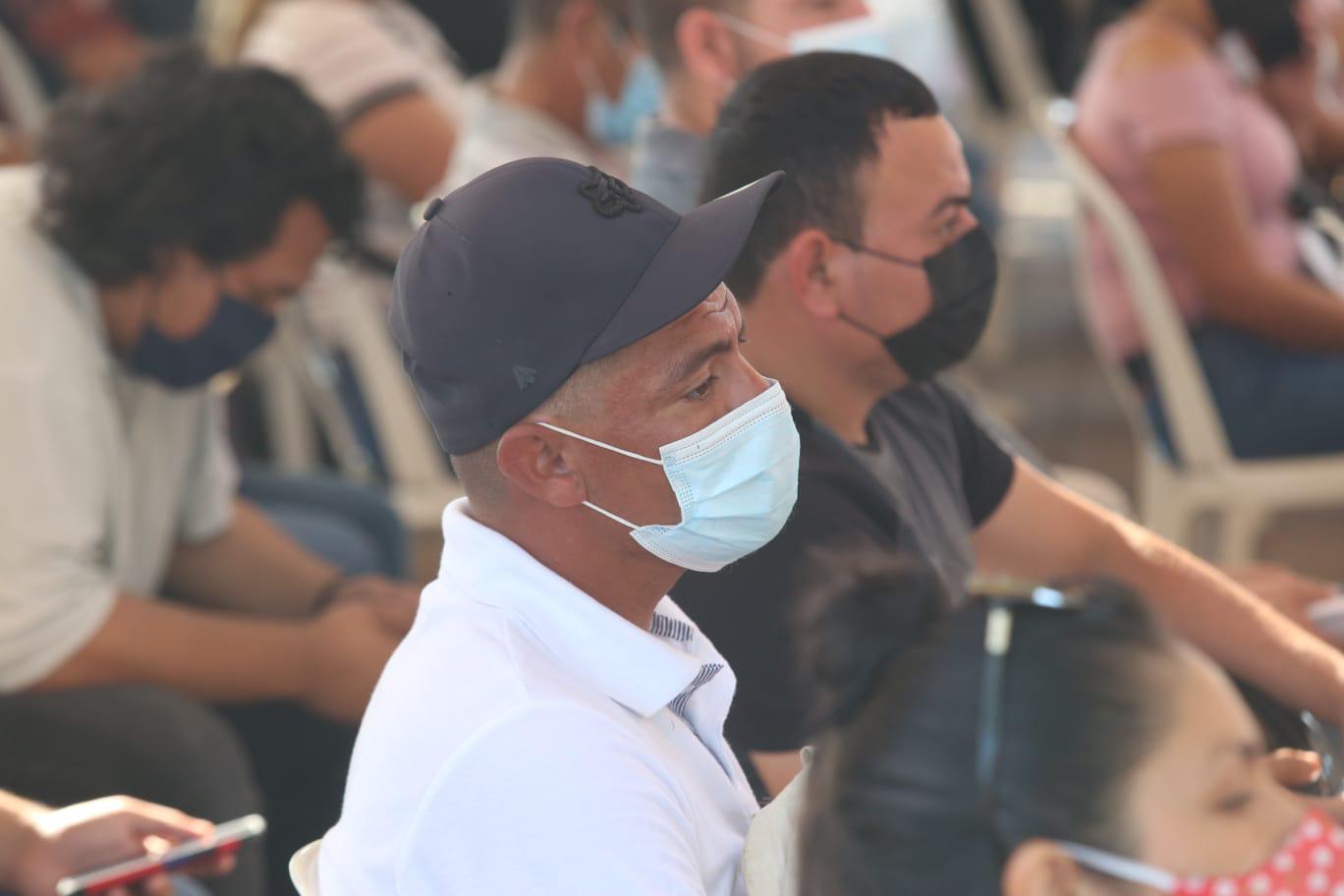 $!Con largas filas inicia último día de vacunación para jóvenes de 18 a 29 años en Mazatlán