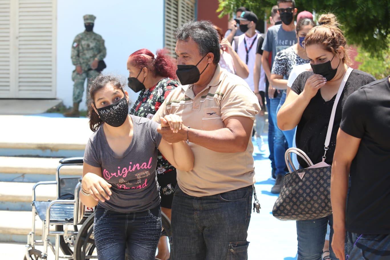 $!Pese al fuerte calor, jóvenes mazatlecos sí acuden a vacunarse contra el Covid-19 este martes