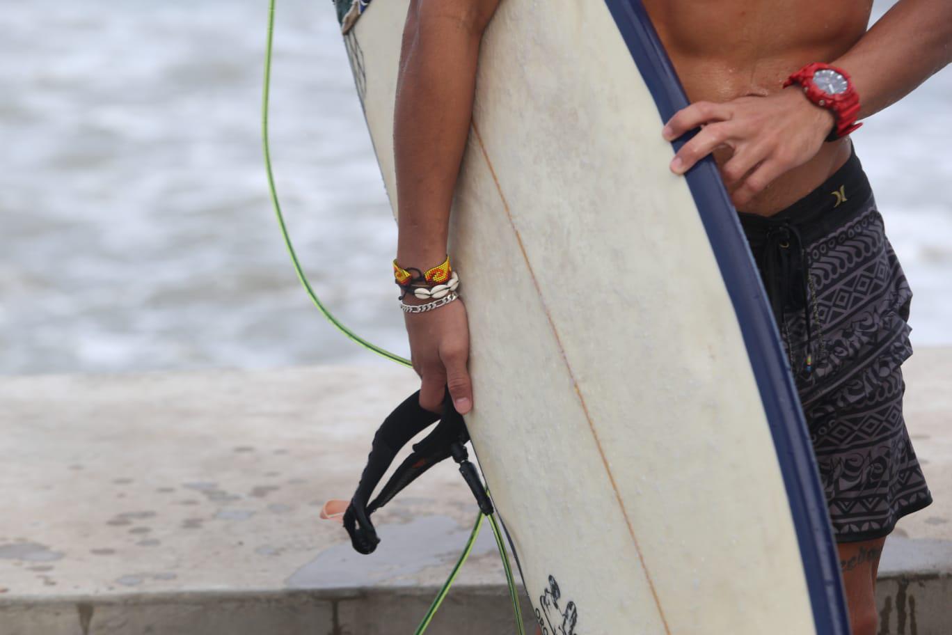 $!Enfrentar las olas que provoca un huracán como Olaf en Mazatlán requiere de experiencia, como la de ‘Becko’ Quintero