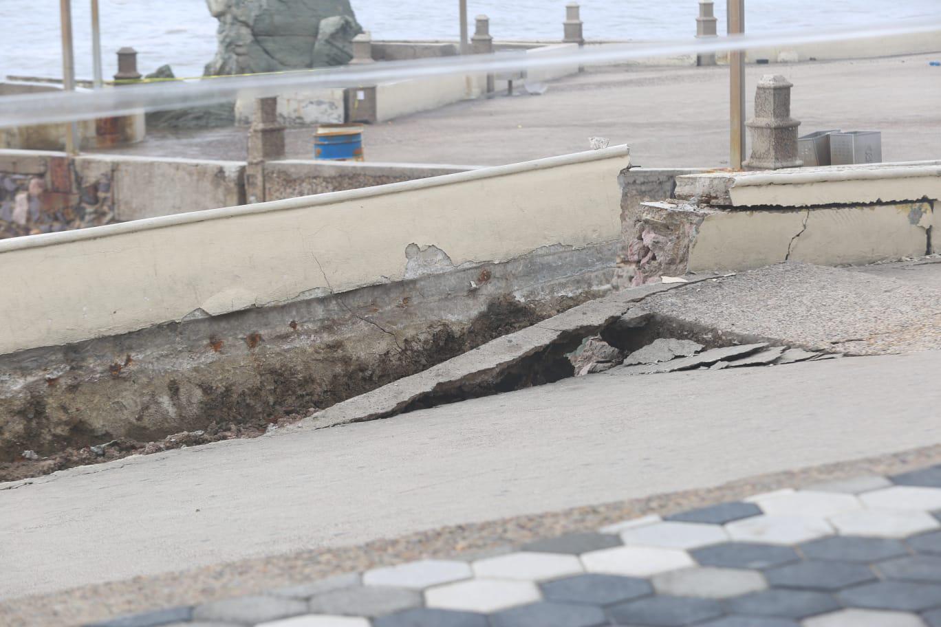 $!Se desprende uno de los accesos a la Glorieta Sánchez Taboada, en Mazatlán