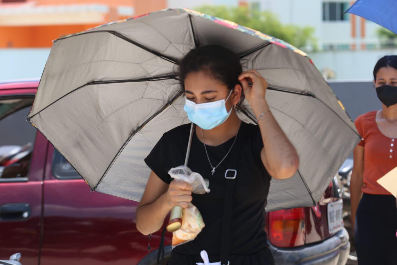 $!Pese al fuerte calor, jóvenes mazatlecos sí acuden a vacunarse contra el Covid-19 este martes