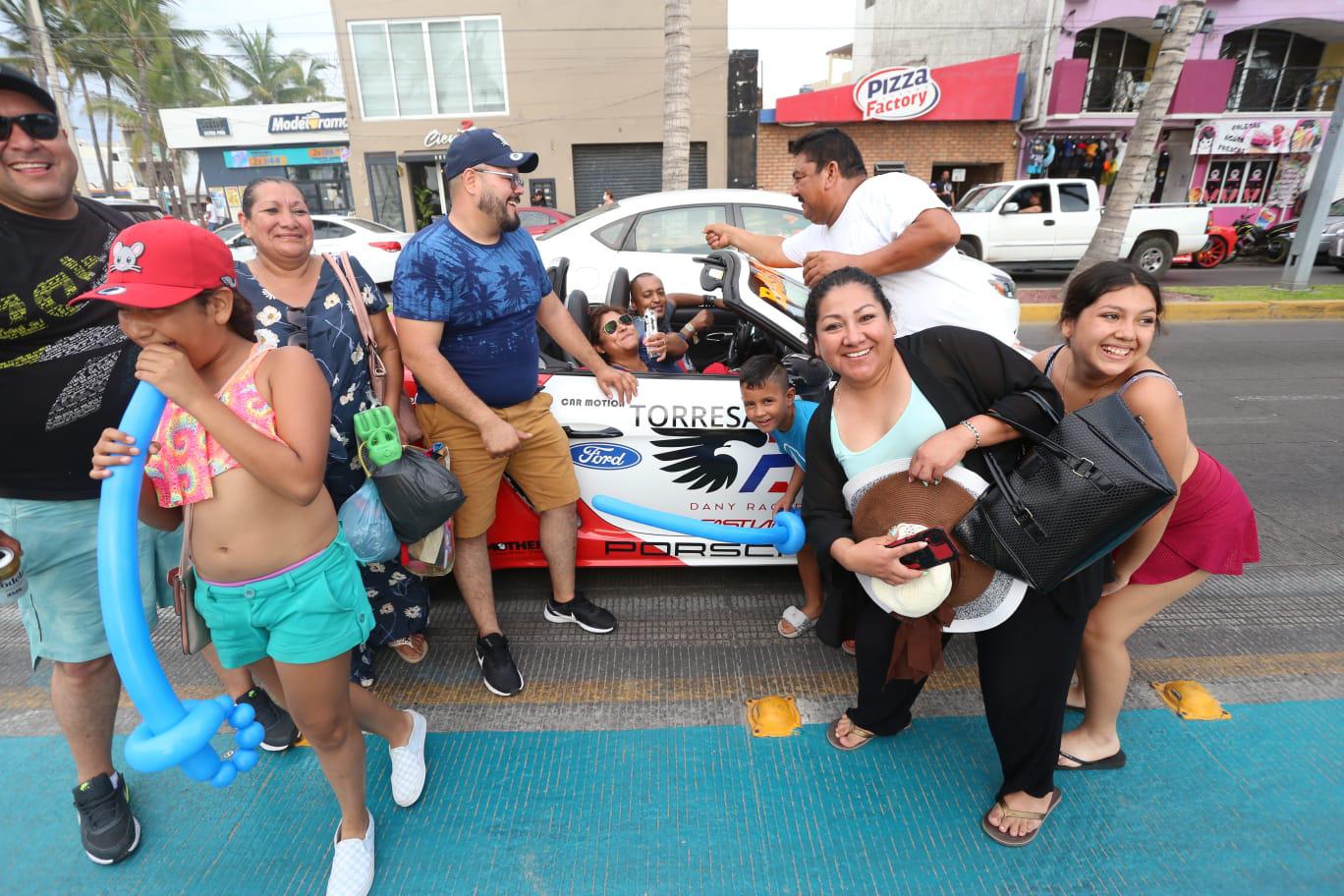 $!Decenas de autos deportivos de alta gama recorren Mazatlán en el Bash Road Tour 2022